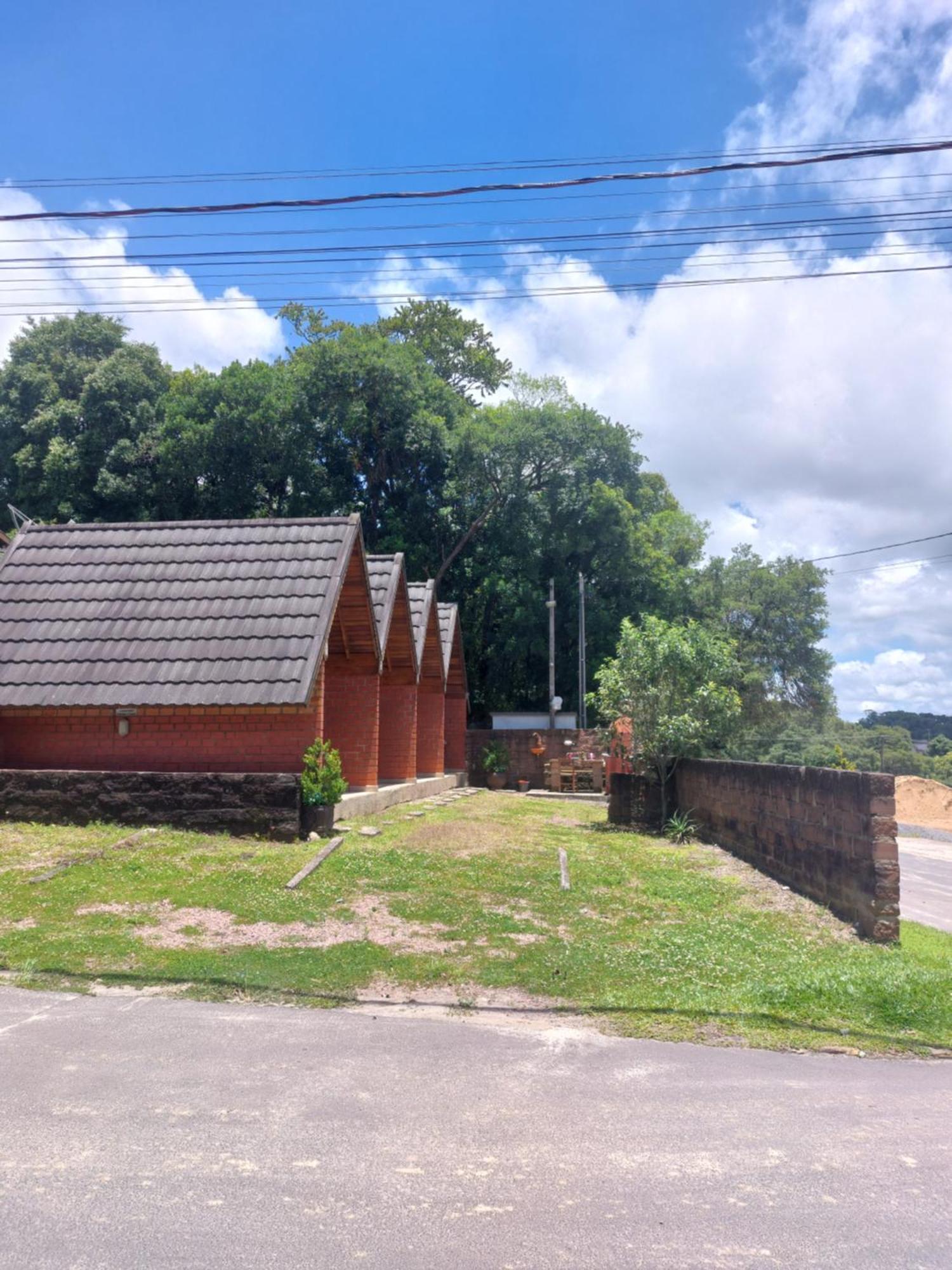 Pequena Pousada Pernottare Estacionamento Frente E Lado Publico Privado Gramado Luaran gambar