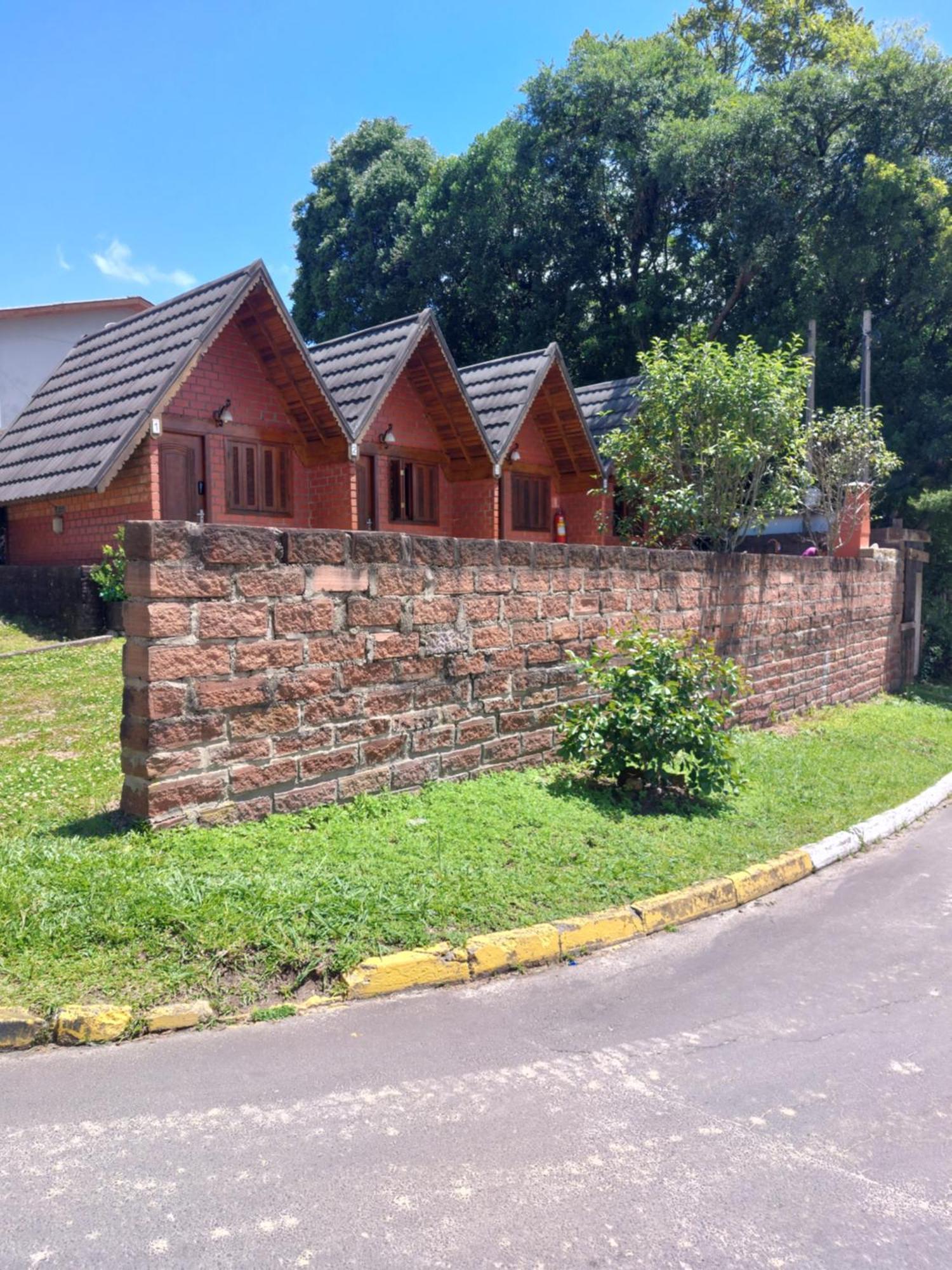 Pequena Pousada Pernottare Estacionamento Frente E Lado Publico Privado Gramado Luaran gambar