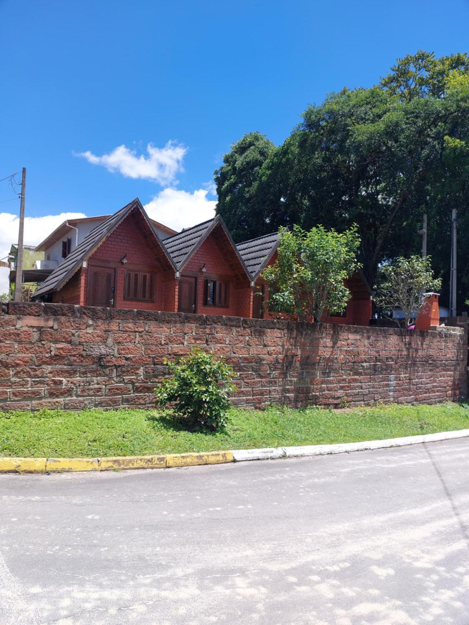 Pequena Pousada Pernottare Estacionamento Frente E Lado Publico Privado Gramado Luaran gambar