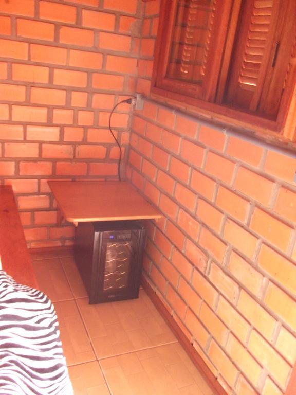Pequena Pousada Pernottare Estacionamento Frente E Lado Publico Privado Gramado Bilik gambar